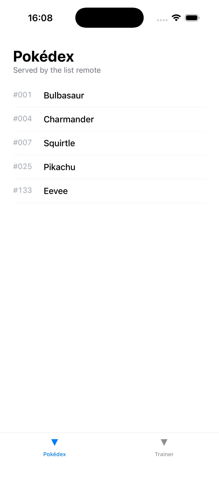 La closca del host executant-se a iOS: una tab bar inferior amb les pestanyes Pokédex i Trainer, la pestanya Pokédex renderitzant la llista de Pokémon del remote list